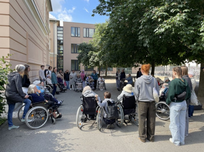 Rollstuhlausflug mit Kulturprogramm auf dem JenaPlan-Campus mit Bewohnern des Sophienhauses 4 (EhrenamtsAgentur der Bürgerstiftung Weimar)