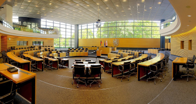 Plenarsaal des Thüringer Landtags in Erfurt (Gerd Seidel / Rob Irgendwer
https://commons.wikimedia.org/wiki/File:2011_05_18_Plenarsaal_Landtag_Thueringen_(0101-113-c2).jpg)